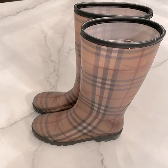 Burberry rain boots size 39 - Picture 2 of 4